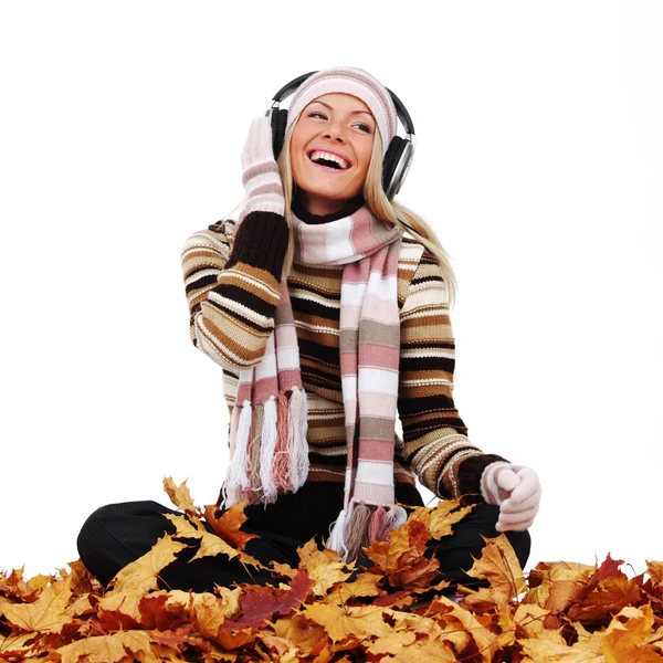 Sonbahar kadını müzik dinleme — Stok fotoğraf