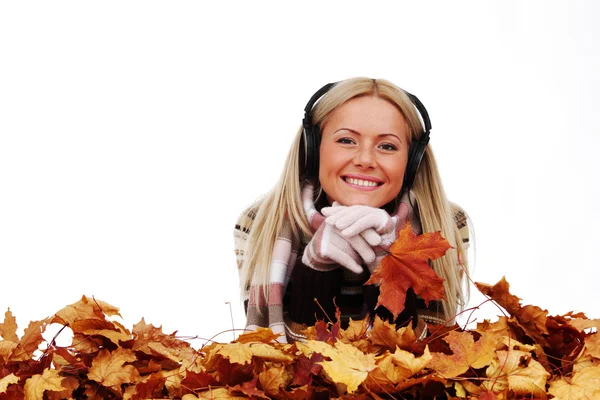 Mulher de outono ouvindo música — Fotografia de Stock