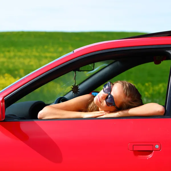 Frau in rotem Auto — Stockfoto