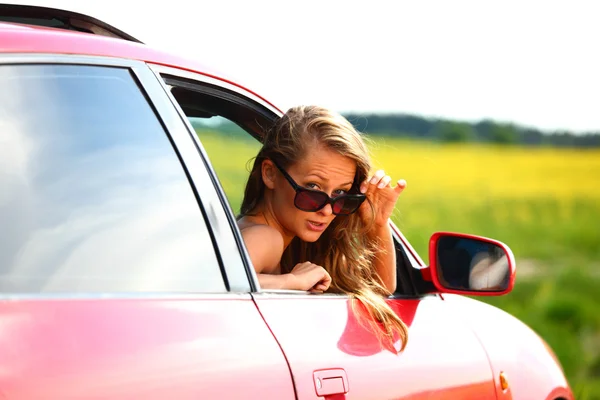 Kvinna i röd bil — Stockfoto
