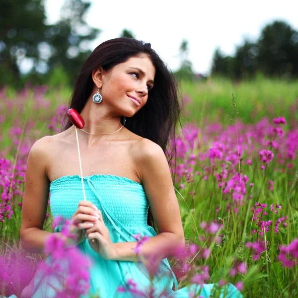 Žena na květinovém poli — Stock fotografie
