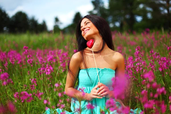 Donna sul campo di fiori — Foto Stock
