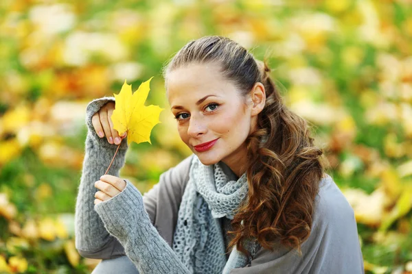 Mulher portret no outono folha — Fotografia de Stock