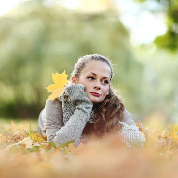 Portret mujer en hoja de otoño —  Fotos de Stock