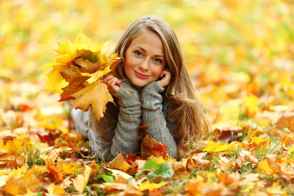 Portret mujer en hoja de otoño —  Fotos de Stock