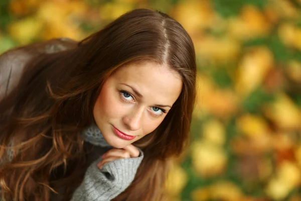 Žena portret v podzimním listu — Stock fotografie