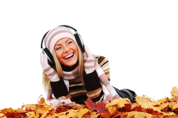 Mulher de outono ouvindo música — Fotografia de Stock