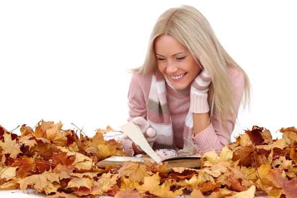 Höstens kvinna läsa i studio — Stockfoto