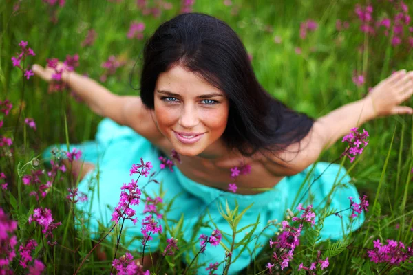 Nő a rózsaszín virág mező — Stock Fotó