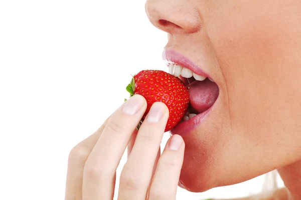 Femme manger fraise — Photo