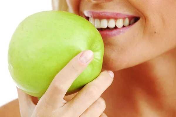 Жінка з'їсти яблуко — стокове фото