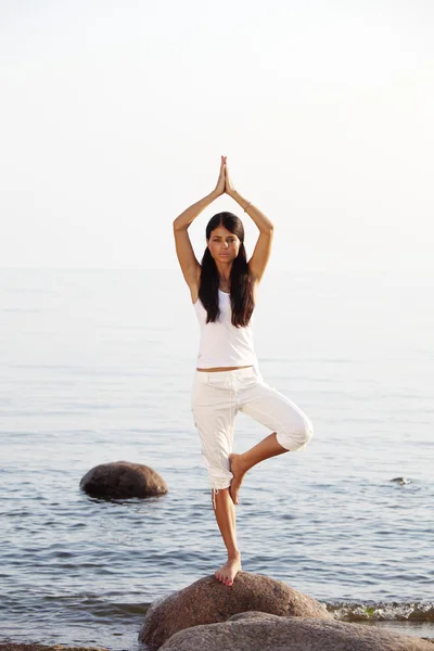 Yoga perto do oceano — Fotografia de Stock