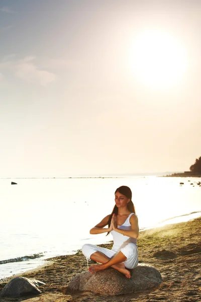 Ocean yoga sunrise — Stockfoto