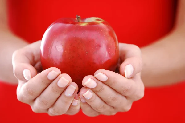 Roter Apfel in der Hand Stockfoto