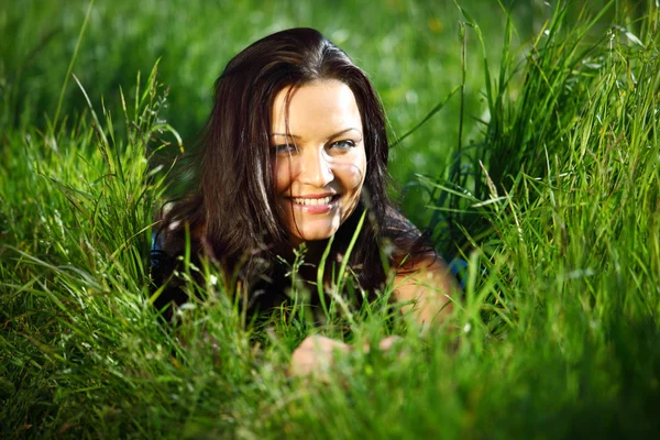 Bruneta na trávě — Stock fotografie