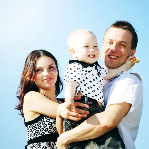 Šťastná rodina v nebi — Stock fotografie
