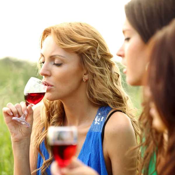 Dívka pít víno — Stock fotografie