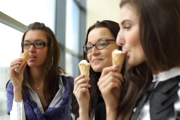 Mulheres lambendo sorvete — Fotografia de Stock