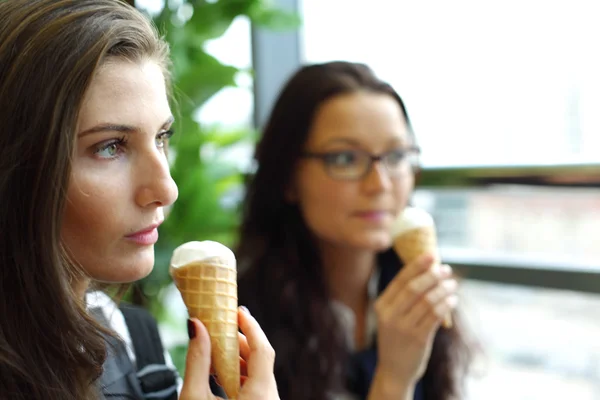 Donne leccare il gelato — Foto Stock