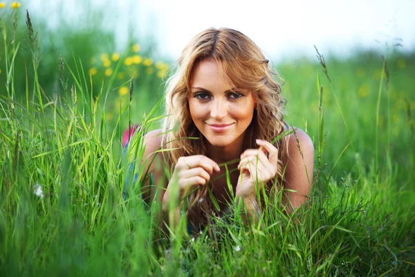 Vrouw op het gras — Stockfoto