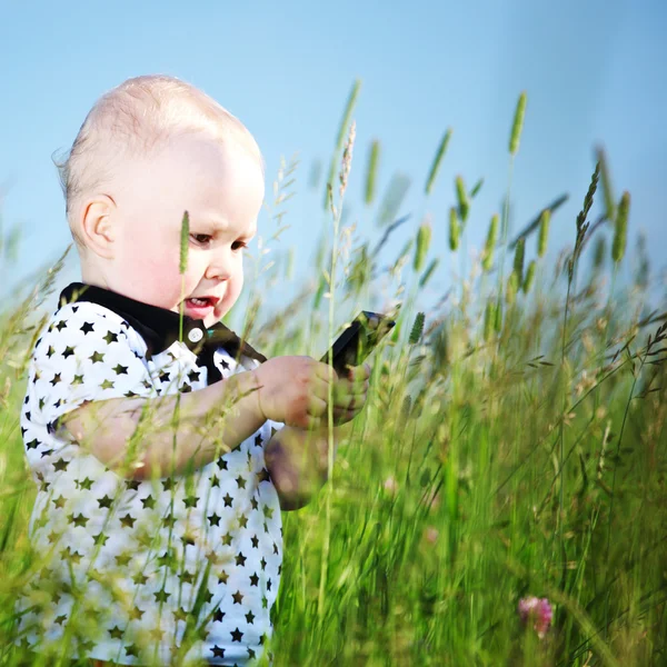 Telefonu arayarak çimen çocuk — Stok fotoğraf