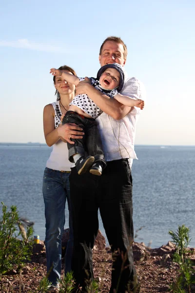Familia feliz en el cielo — Foto de Stock
