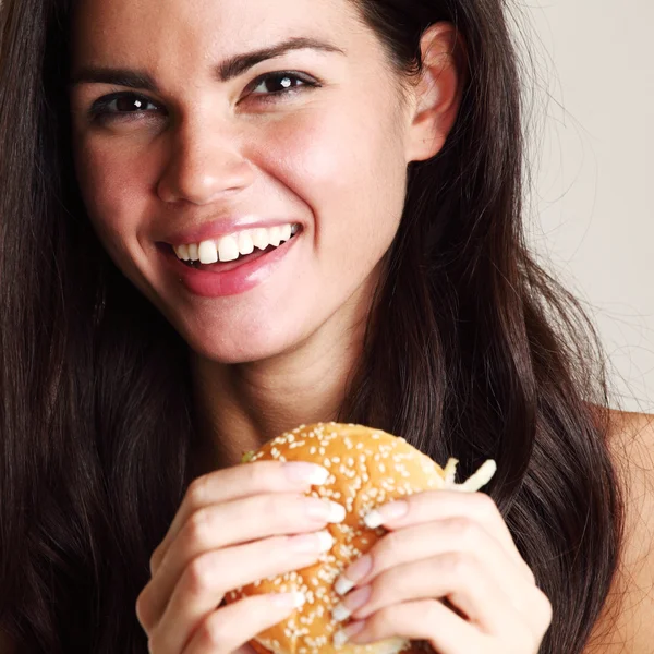 Kadın hamburger yemek — Stok fotoğraf