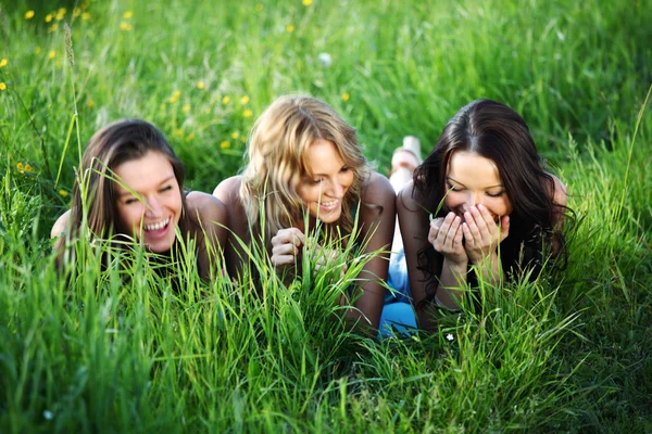 Mulheres grama diversão — Fotografia de Stock