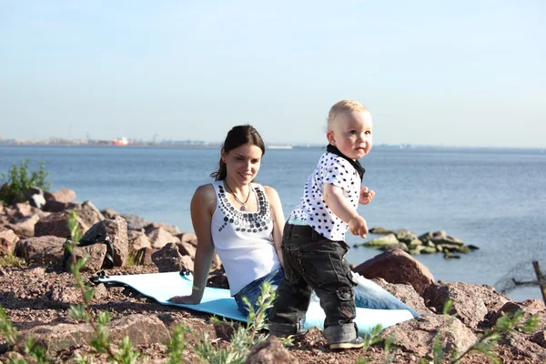Picknick in de buurt van zee — Stockfoto