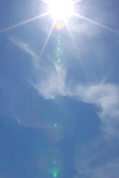 Zon aan blauwe hemel — Stockfoto
