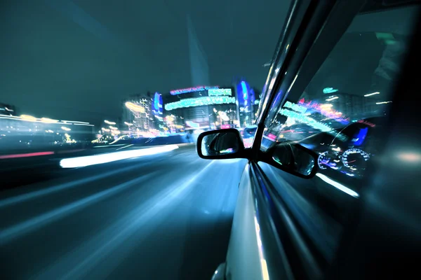 Jazdy samochodem w nocy — Zdjęcie stockowe