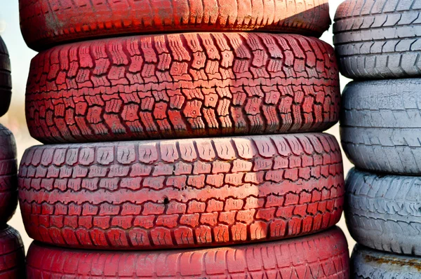 Recinzione da pista di bianco e rosso di vecchi pneumatici — Foto Stock