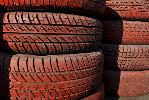 Cerca de cerca de pista de carreras de neumáticos viejos rojos —  Fotos de Stock