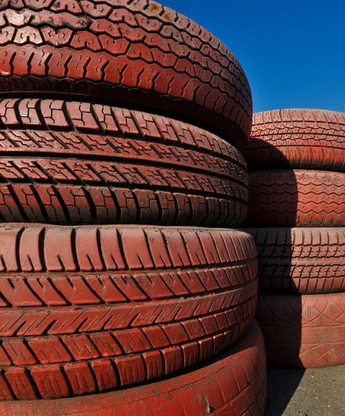 Fechar a cerca de pista de corridas de pneus velhos vermelhos — Fotografia de Stock