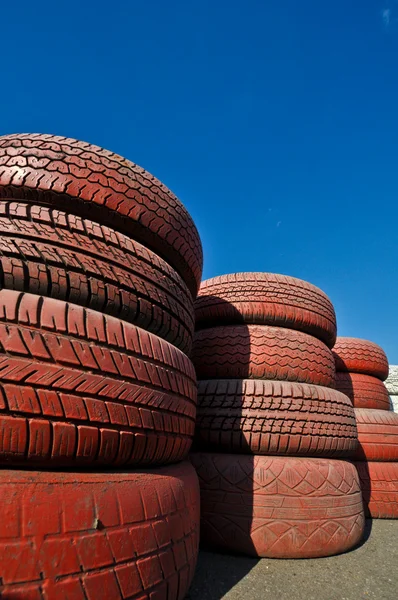 Primo piano della recinzione da pista di vecchi pneumatici rossi — Foto Stock