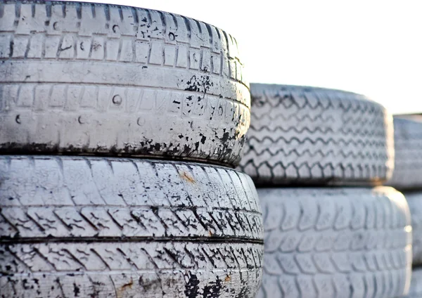 Close-up. the white automobile tires dumped in a a big pile — Stock Photo, Image