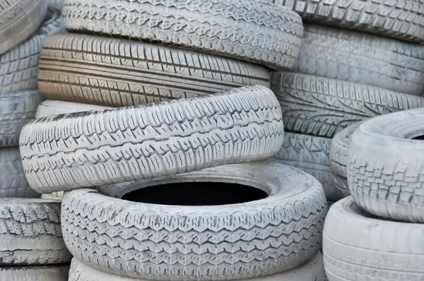 Close-up. the white automobile tires dumped in a a big pile — Stock Photo, Image