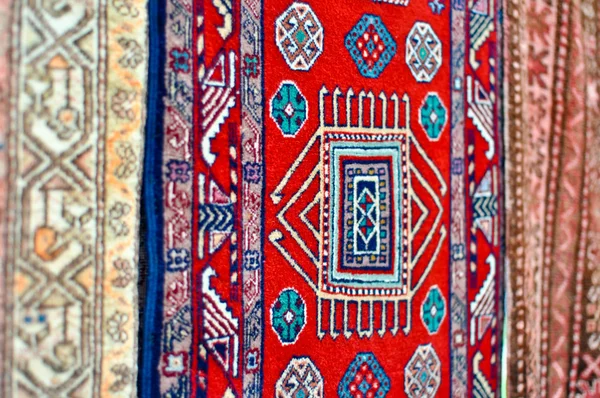 Gekleurde wol handgemaakte tapijten close-up — Stockfoto