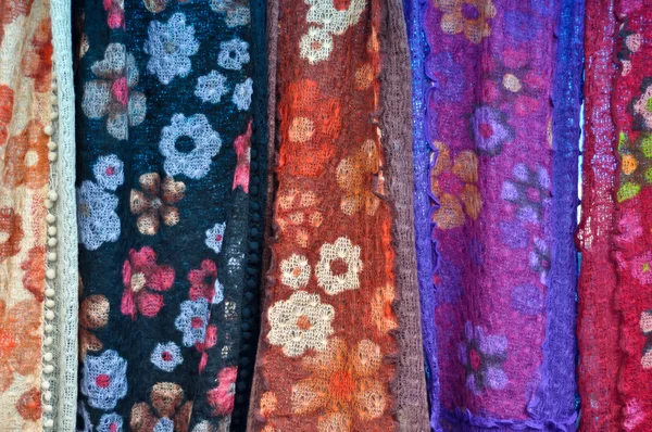 Tecidos coloridos estampados pendurados em uma fileira — Fotografia de Stock