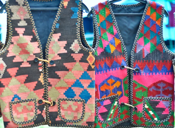 Handgemaakte echte etnische jasjes gemaakt van kleurrijke doek — Stockfoto