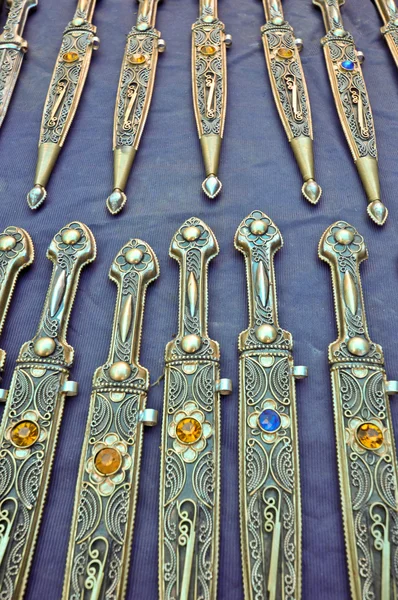 Couteaux antiques originaux sur un tissu bleu — Photo