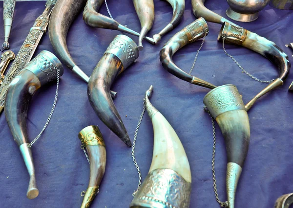 Mavi bir bez üzerinde orijinal içme boynuzları antik — Stok fotoğraf