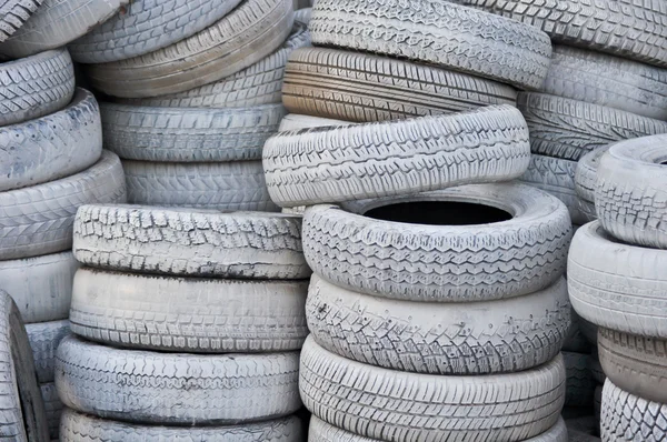 The white automobile tires dumped in a a big pile — Stock Photo, Image