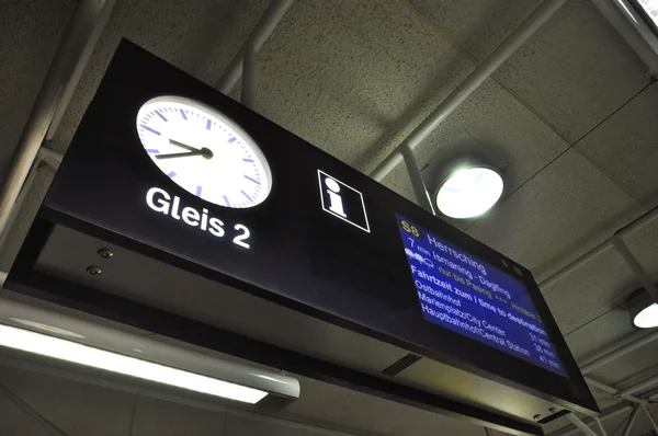 Painel de informações no metrô de Munique — Fotografia de Stock