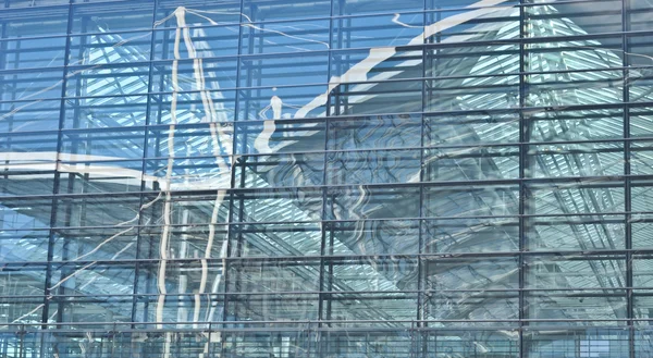 Spiegelt sich in der Glasfassade des Gebäudes wider — Stockfoto