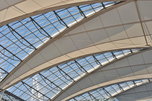 Klenutý strop high-tech na letišti v Mnichově — Stock fotografie
