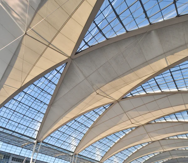 慕尼黑机场高科技设备的拱顶 — 图库照片