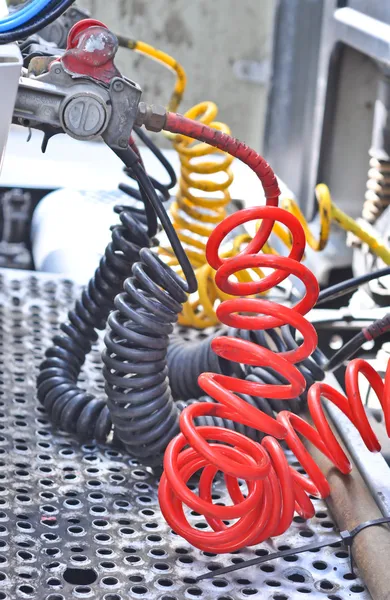 Kolorowe węże pneumatyczne między ciężarówki i przyczepy — Zdjęcie stockowe