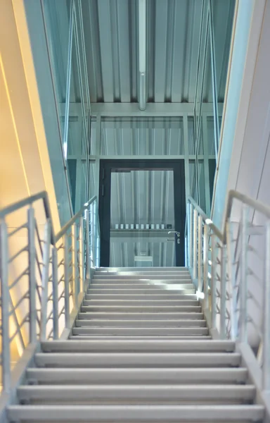 Treppe und Glastür — Stockfoto