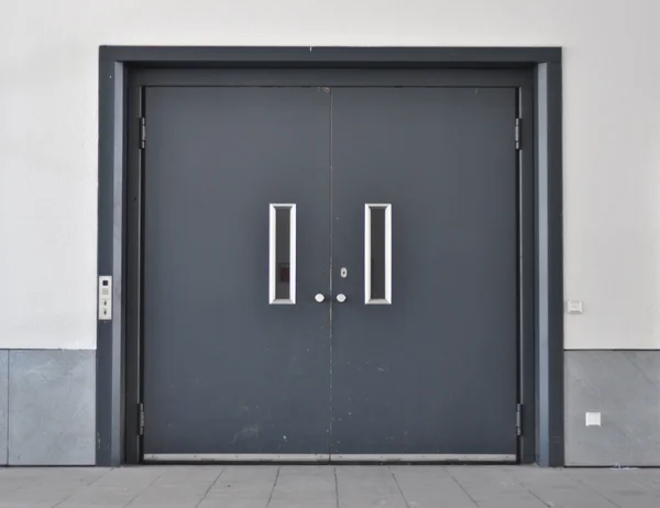 Mörk grå metall dubbeldörrar — Stockfoto